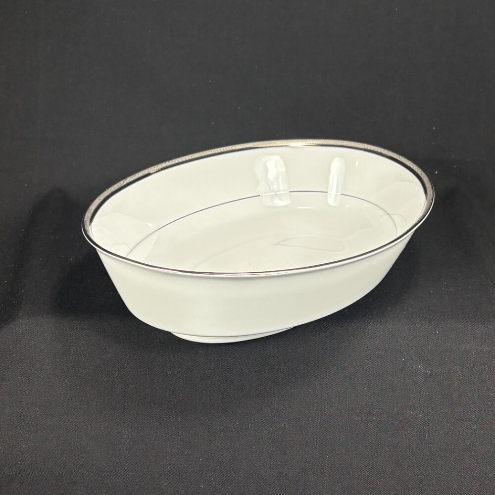 rare beautiful oval vegetable bowl . Noritake Legendary Renwick Platinum 4320